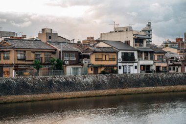 Japonya, Kyoto 'daki Kamo nehri boyunca eski evler