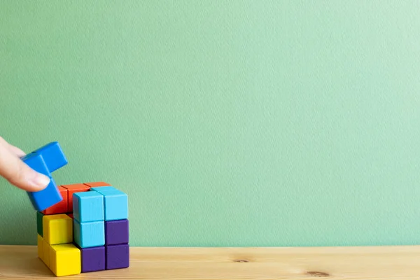Barevné Kostky Puzzle Bloky Dřevěném Stole Zeleným Pozadím Řešení Problémů — Stock fotografie