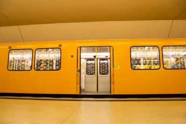Berlin, Almanya - 6 Haziran 2019: Açık kapılı sarı metro metrosu