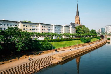 Frankfurt şehri Almanya 'nın ana nehri boyunca uzanır.