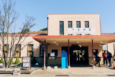 Yamanashi, Japonya - 9 Nisan 2023: Fujikyuko hattındaki Shimoyoshida tren istasyonu