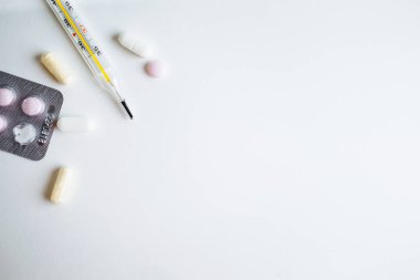 Termometre ve metin için yer beyaz yan görünümüyle hapları