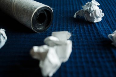 Karanlık bir ekose ve bir silindir yapışkan bant ile yün elbise temizliği için hafif yün sıkışmış.