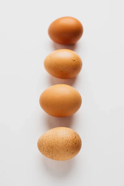 Яйца Продукты Питания Изолированные Яйца Коричневые Белые Курица Завтрак Органические — стоковое фото