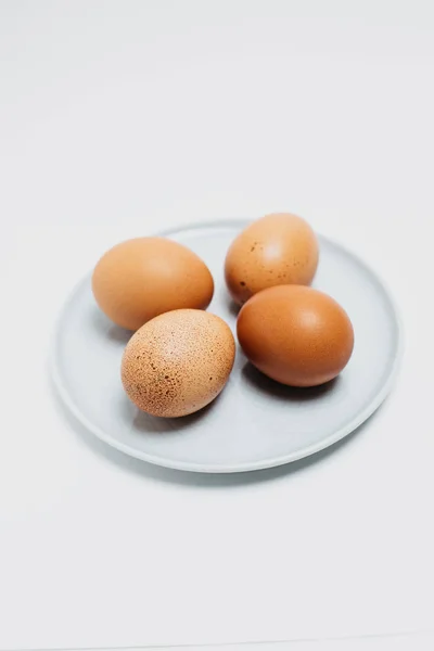 棕色鸡肉新鲜美味健康鸡蛋在盘子顶视图上 在白色背景的盘子里的蛋被拍到接近 — 图库照片