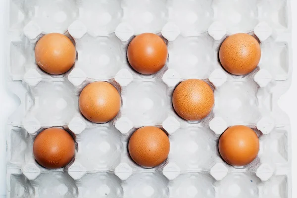 Bruin Rustiek Kippeneieren Een Karton Van Eieren — Stockfoto