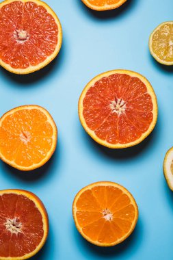 mavi bir arka plan üzerinde yarım sulu turuncu kesilmiş