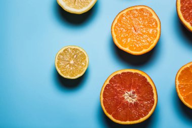 mavi bir arka plan üzerinde yarım sulu turuncu kesilmiş