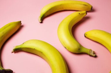 pembe bir arka plan üzerinde muz. Moda fotoğraf arka plan güzel desen üzerinde muz