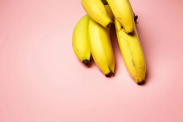 Кучка Кусочков Эквадорских Бананов Розовом Фоне Бананы Немного Поцарапаны Слегка — стоковое фото