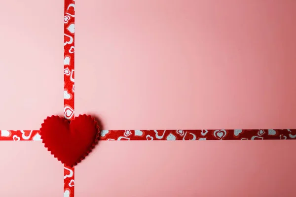 Sevgililer günü ya da bir düğün için bir hediye. Kurdela ve kırmızı kadife kalp kopya alanı ile pembe ambalajlı