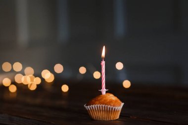 Tatil için kekin içinde mumlar. Şenlikli bir doğum günü kartı kavramı. Mumlar patlar, metin için boşluk olan mumlar yakarlar. Güzel tebrik kartı