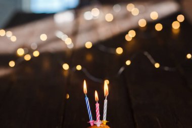 Tatil için kekin içinde mumlar. Şenlikli bir doğum günü kartı kavramı. Mumlar patlar, metin için boşluk olan mumlar yakarlar. Güzel tebrik kartı