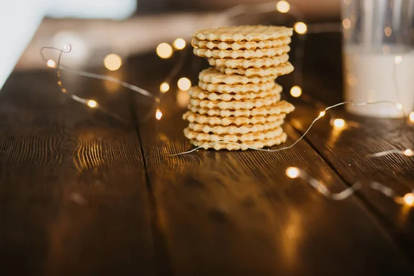 Kahvaltıda waffle, meyve, armut ve süt. Diyet kavramı ve süt reddi, çölyak. Masada lezzetli kahvaltı, atıştırmalık, ikindi çayı, ışıklar, x-mass 