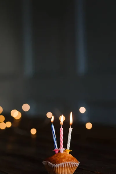 Velas Una Magdalena Para Unas Vacaciones Concepto Una Tarjeta Cumpleaños — Foto de Stock