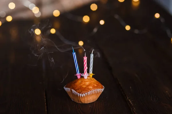 Velas Una Magdalena Para Unas Vacaciones Concepto Una Tarjeta Cumpleaños — Foto de Stock