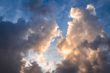 Çiftlik akşam güzel gökyüzü