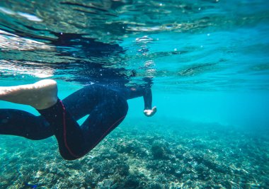 Sualtı deniz altında parlak mavi temizleyin