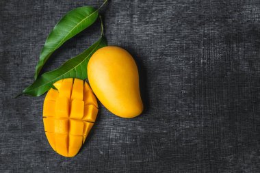 Mango güzel deri sepet Blackboard arka plan sarı