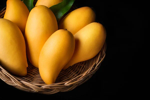 Amarillo Mango Hermosa Piel Cesta Pizarra Fondo — Foto de Stock