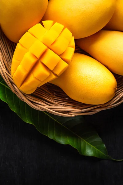 Mango güzel deri sepet Blackboard arka plan sarı