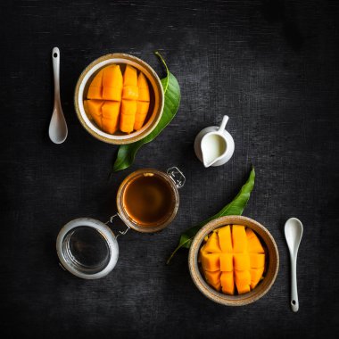 Mango kabuğu Kupası'nda sarı ve bal ve Hindistan cevizi sütü