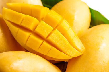 sepet içinde güzel cilt taze sarı mango izole