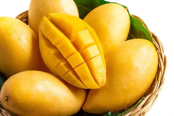 Čerstvé Žluté Mango Krásnou Kůži Koši Izolovat — Stock fotografie