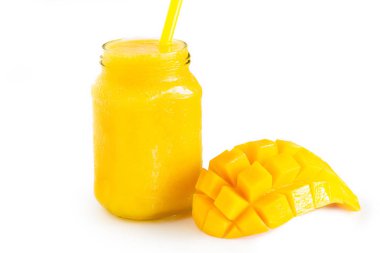 Mango suyu bir bardak sarı ve mango izole arka plan