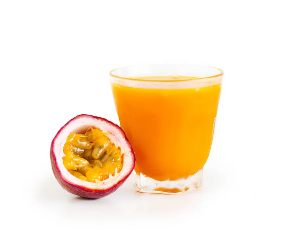 Passion Fruit Szenvedély Gyümölcslé Egy Pohár Fehér Elszigetelt Háttér — Stock Fotó