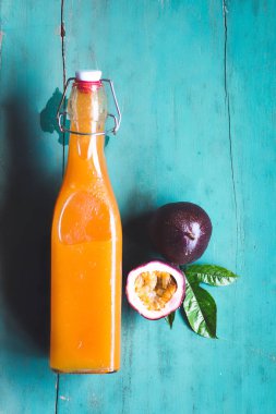 Passion fruit ve gökyüzü mavi arka planda tutku meyve suyu