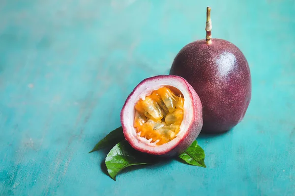 Passievruchten Passie Vruchtensap Hemelsblauw Achtergrond — Stockfoto