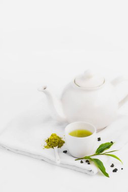 Beyaz fincan beyaz arka plan aroma yeşil çay