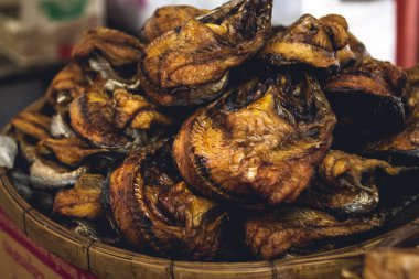 Kurutulmuş balık taze piyasada Asya'daki