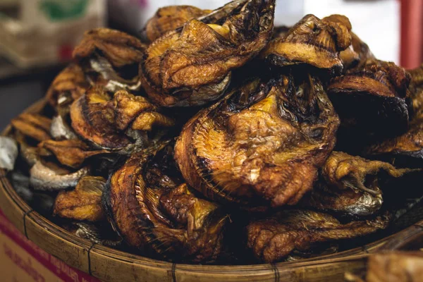 Kurutulmuş balık taze piyasada Asya'daki