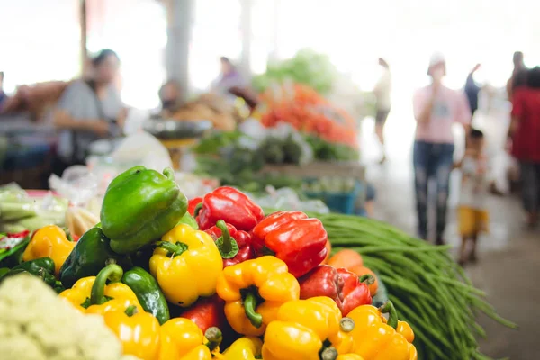 Dolmalık biber, havuç, sebze pazarı içinde Asya