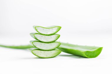 taze Aloe Vera yığılmış beyaz arka planda