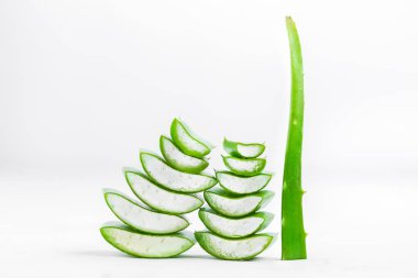 taze Aloe Vera yığılmış beyaz arka planda