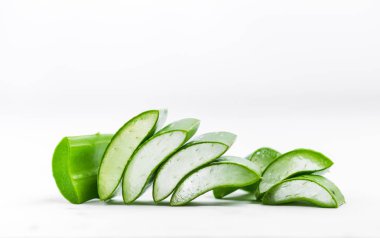 taze Aloe Vera yığılmış beyaz arka planda