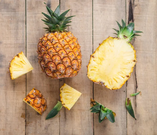 Ahşap Arka Plan Üzerinde Meyve Ananas — Stok fotoğraf