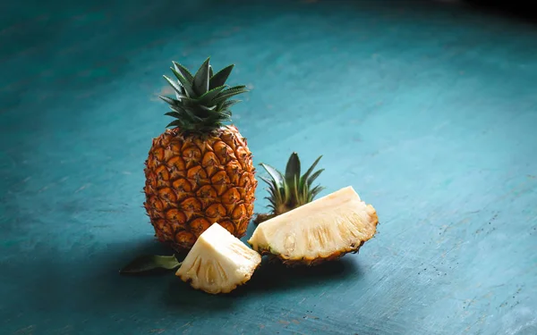 Süße Ananas Auf Dem Blauen Holz Bei Wenig Licht — Stockfoto