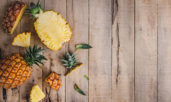 Ahşap Arka Plan Üzerinde Meyve Ananas — Stok fotoğraf