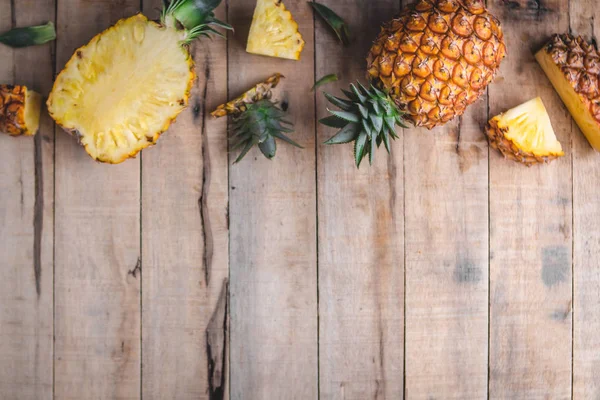 Ahşap Arka Plan Üzerinde Meyve Ananas — Stok fotoğraf