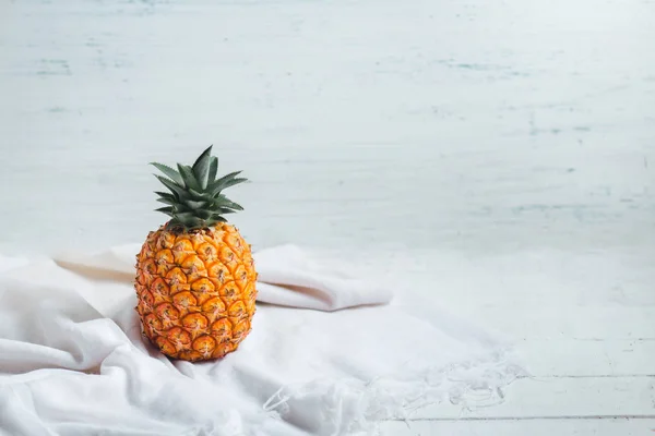 Beyaz Beyaz Tahta Üzerinde Taze Ananas — Stok fotoğraf