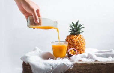 Ananas ve tutku meyve suyu In beyaz masa artalanını