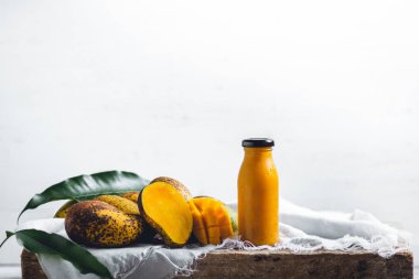 doğa mango ve mango suyu ahşap bir masa ve bir beyaz bez