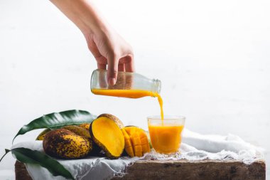 doğa mango ve mango suyu ahşap bir masa ve bir beyaz bez