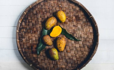 Sepeti ahşap bir masa ve bir beyaz bez harman içinde doğa mango