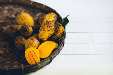 Sepeti ahşap bir masa ve bir beyaz bez harman içinde doğa mango