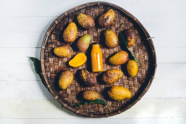 Sepeti ahşap bir masa ve bir beyaz bez harman içinde doğa mango